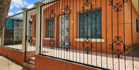 Oportunidad Única: Acogedora Casa con Patio en Residencial Seguro en Veracruz Nindiri