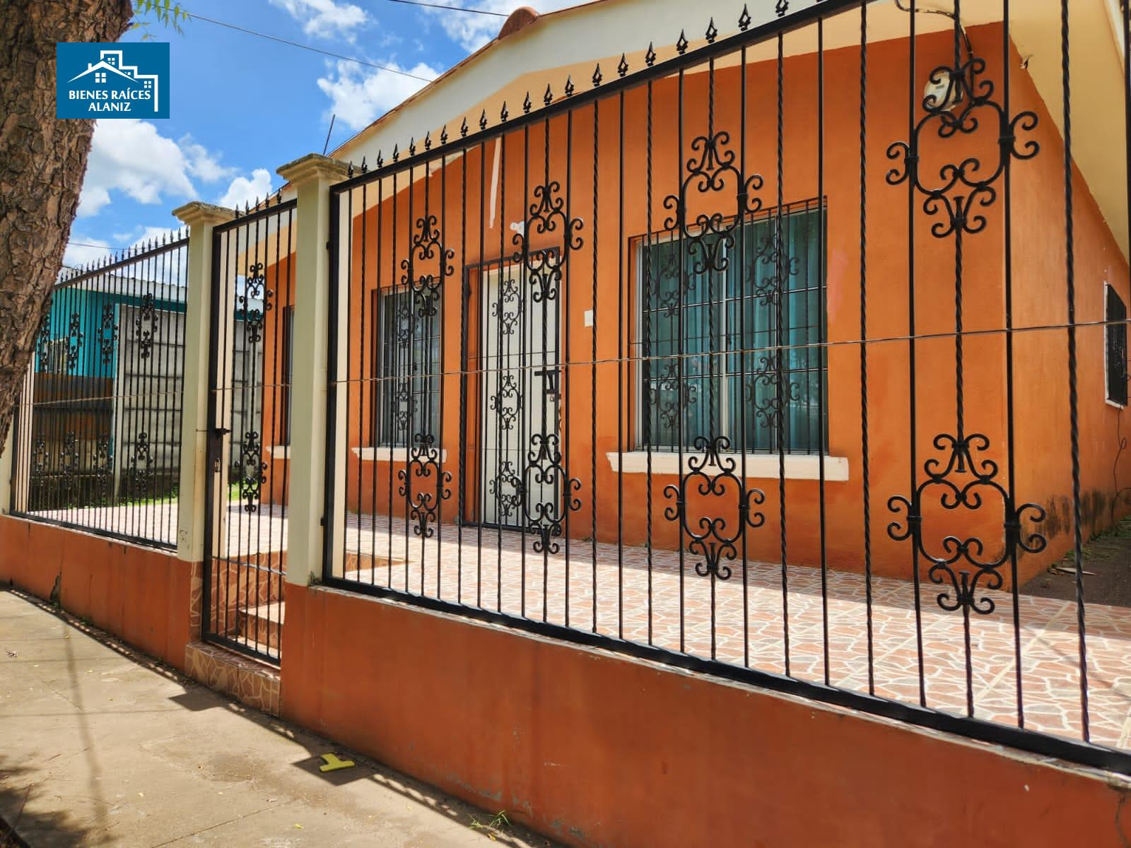 Oportunidad Única: Acogedora Casa con Patio en Residencial Seguro en Veracruz Nindiri